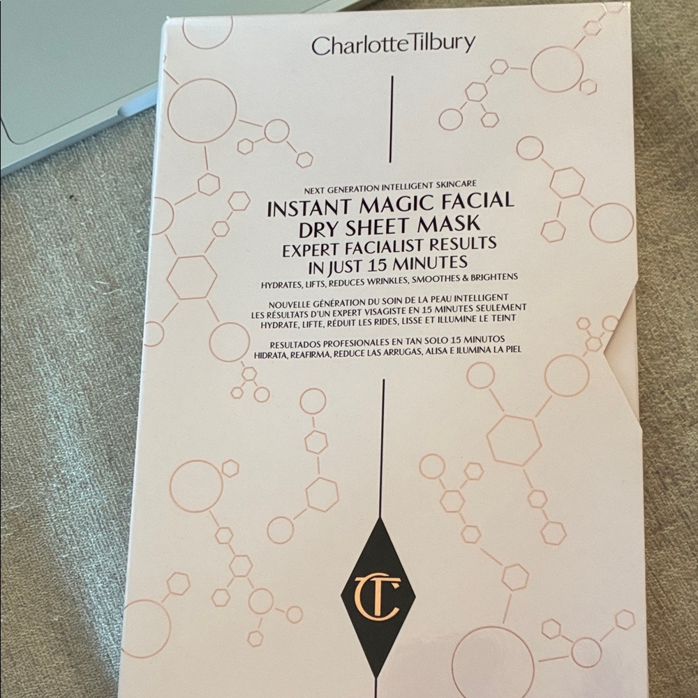 Charlotte Tilbury Instant Magic Facial Dry Sheet Mask - Cream and Black
